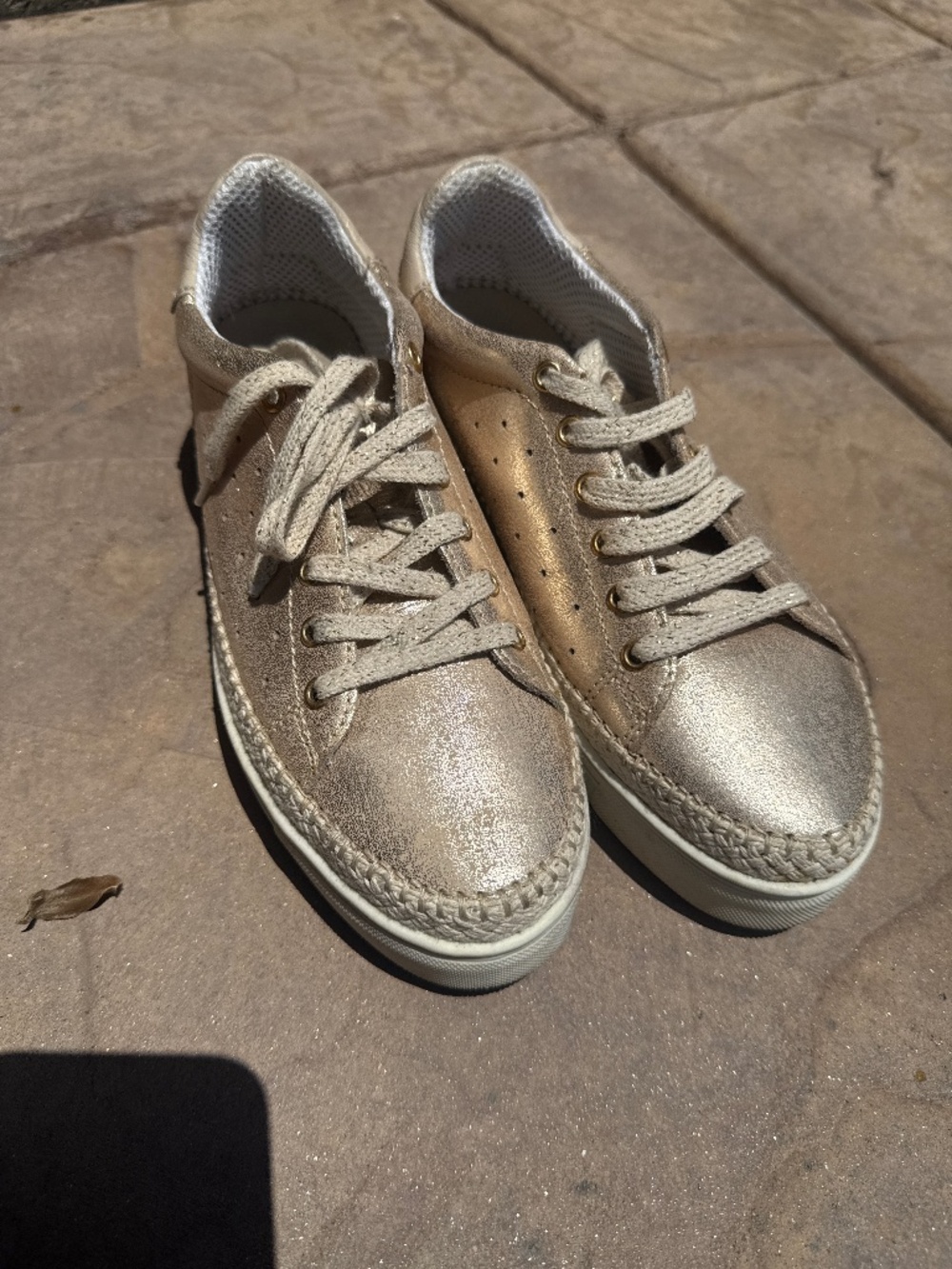 The flexx crotchet and gold leather sneaker